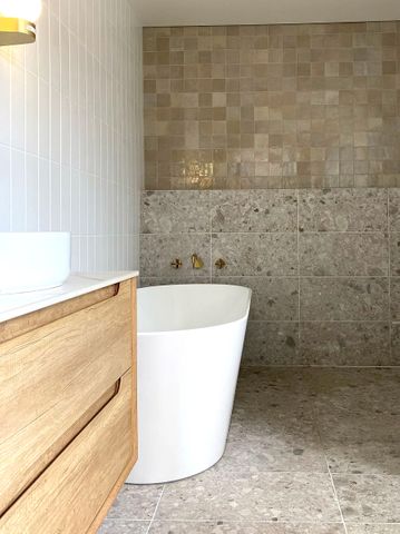 Byron 900mm Natural Oak Wall Hung Cabinet Only — detail 7