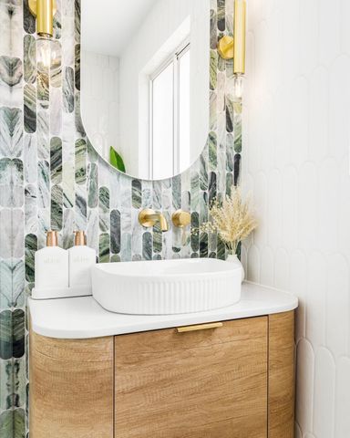 Bondi 600mm Natural Oak Wall Hung Curve Vanity with Cloudy Carrara Top — detail 5