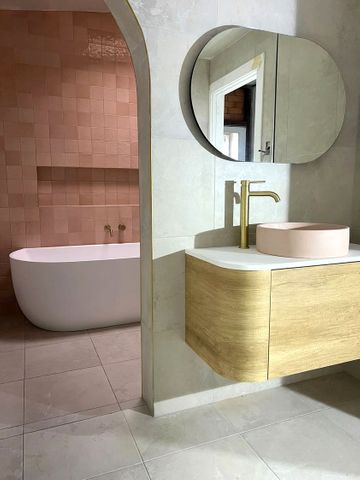 Bondi 900mm Natural Oak Wall Hung Curve Cabinet Only — detail 5